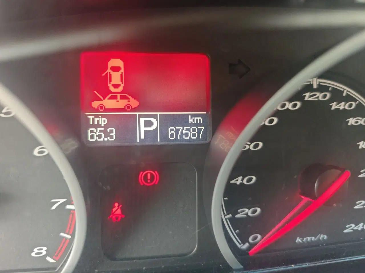 MG 6 2013 Hatchback 1.8L Automatic Drive Value Edition — миниатюра 12