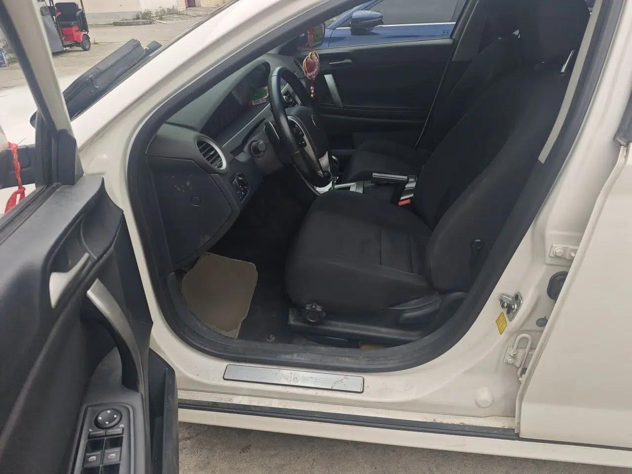 MG 6 2013 Hatchback 1.8L Automatic Drive Value Edition — миниатюра 15