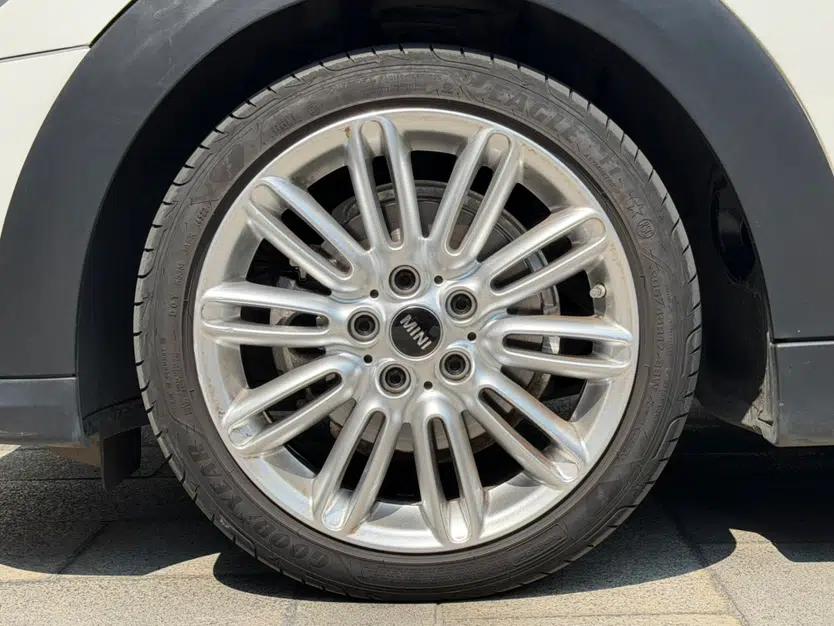 MINI 2023 Updated 1.5T COOPER Artist Five-Door Edition — миниатюра 12