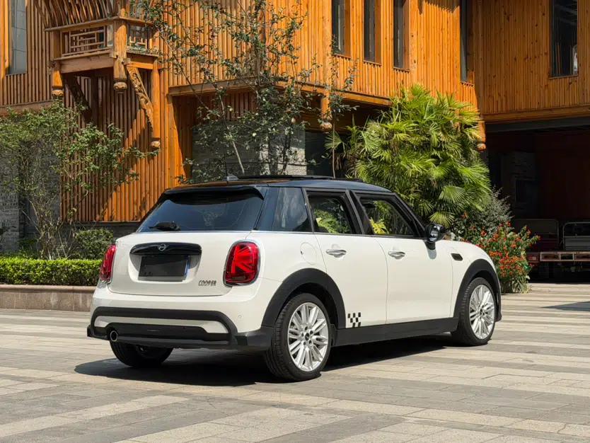 MINI 2023 Updated 1.5T COOPER Artist Five-Door Edition — миниатюра 13
