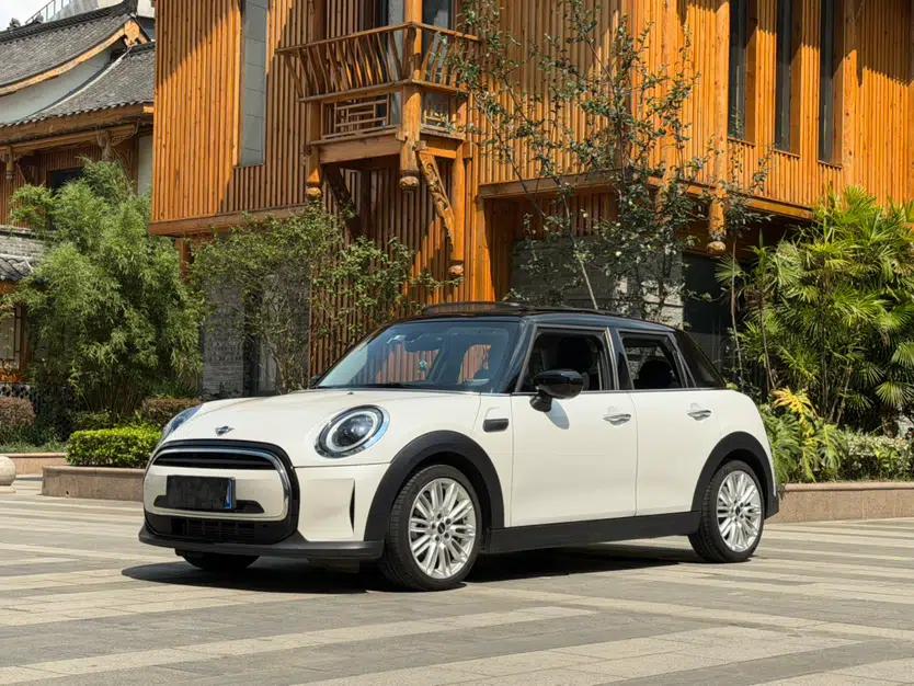 MINI 2023 Updated 1.5T COOPER Artist Five-Door Edition — миниатюра 14