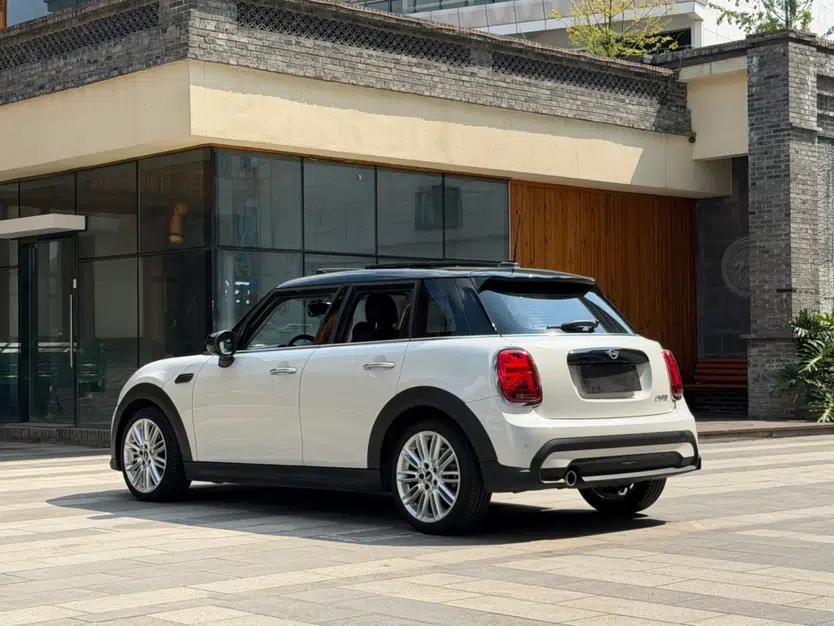 MINI 2023 Updated 1.5T COOPER Artist Five-Door Edition — миниатюра 15