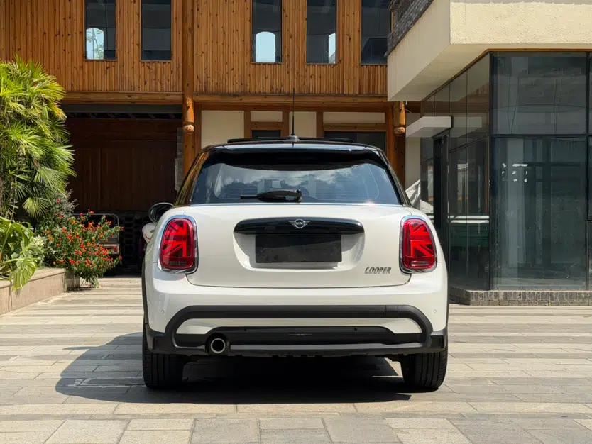 MINI 2023 Updated 1.5T COOPER Artist Five-Door Edition — миниатюра 16