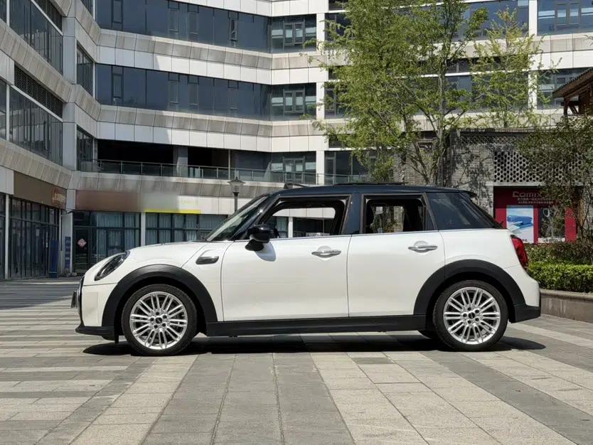 MINI 2023 Updated 1.5T COOPER Artist Five-Door Edition — миниатюра 19