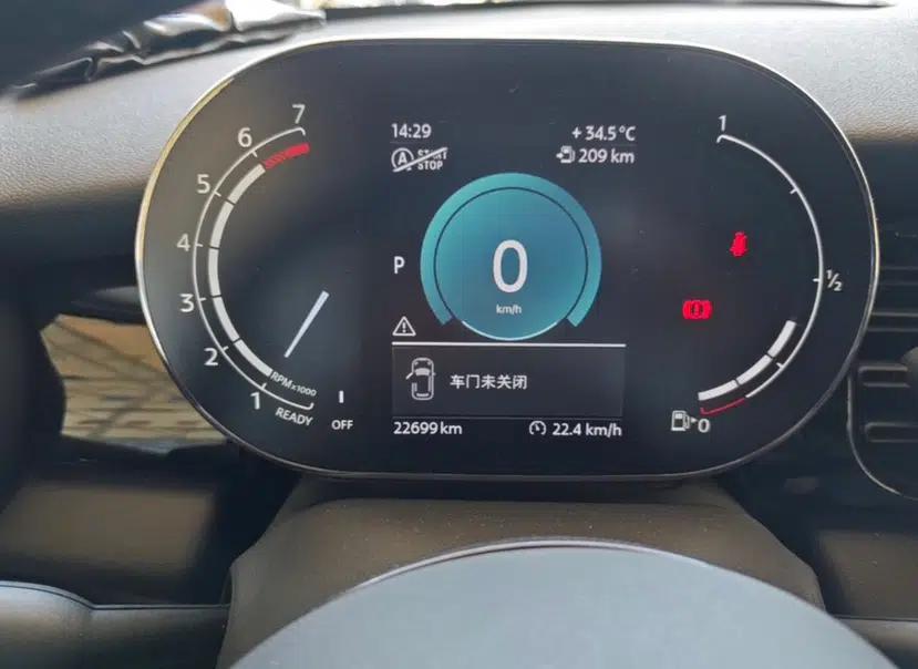 MINI 2023 Updated 1.5T COOPER Artist Five-Door Edition — миниатюра 23