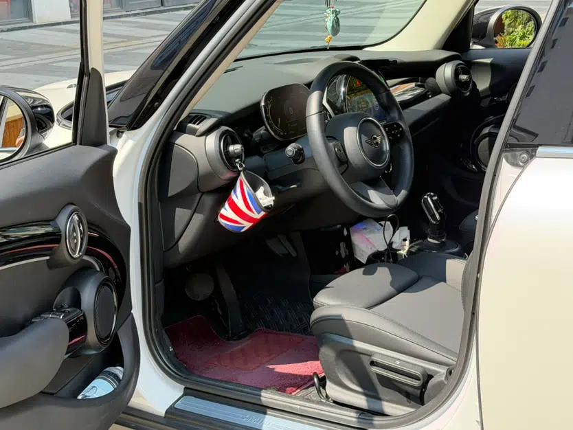 MINI 2023 Updated 1.5T COOPER Artist Five-Door Edition — миниатюра 26
