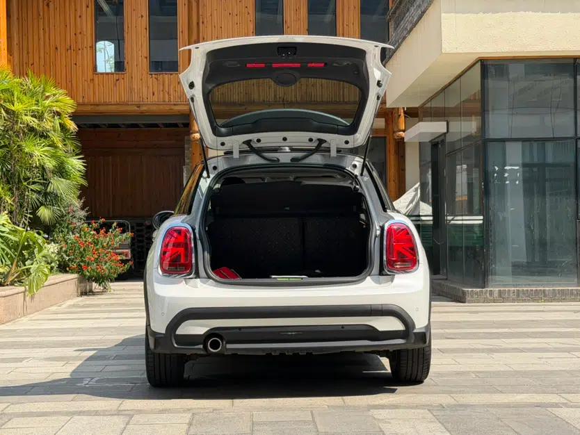 MINI 2023 Updated 1.5T COOPER Artist Five-Door Edition — миниатюра 31