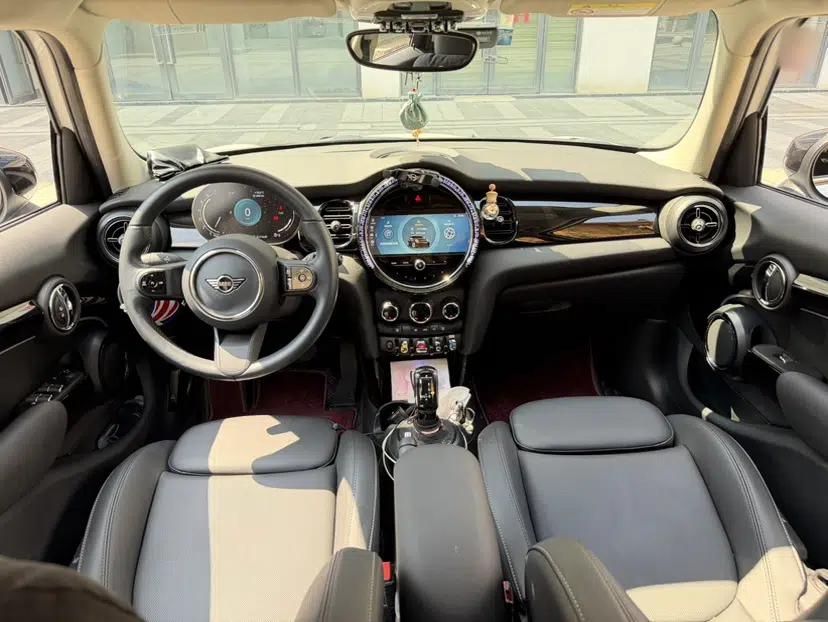 MINI 2023 Updated 1.5T COOPER Artist Five-Door Edition — миниатюра 33