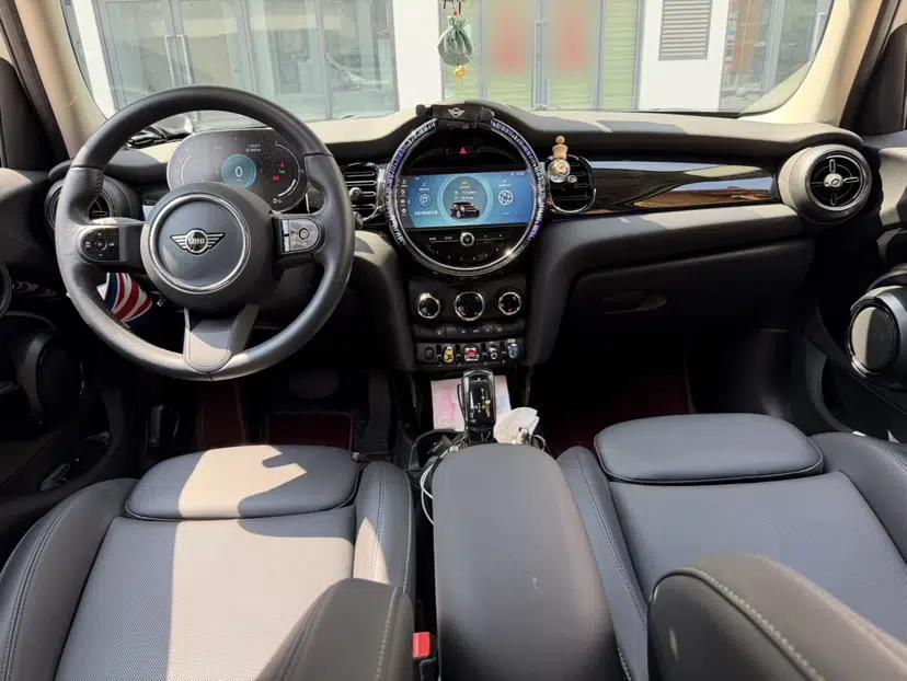 MINI 2023 Updated 1.5T COOPER Artist Five-Door Edition — миниатюра 34