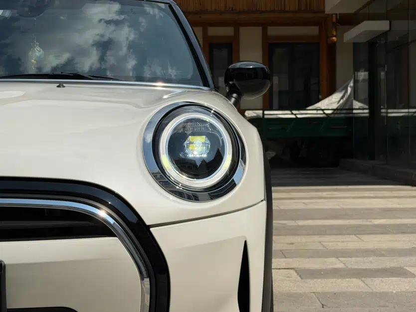 MINI 2023 Updated 1.5T COOPER Artist Five-Door Edition — миниатюра 8