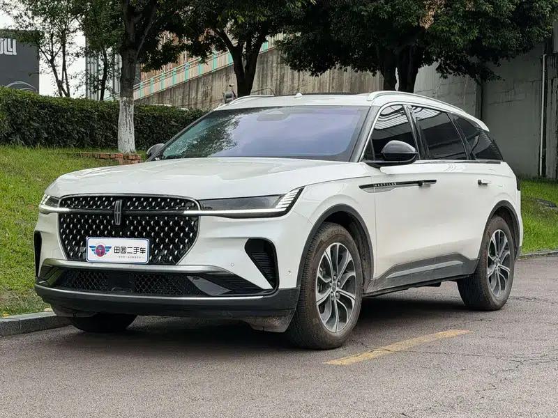 Navigator 2023 2.0T AWD Premium Edition — миниатюра 1