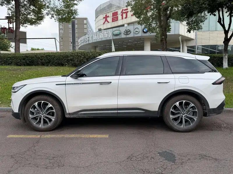 Navigator 2023 2.0T AWD Premium Edition — миниатюра 3