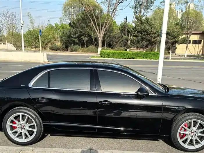 2017 Flying Spur 4.0T V8 Standard Edition — миниатюра 3
