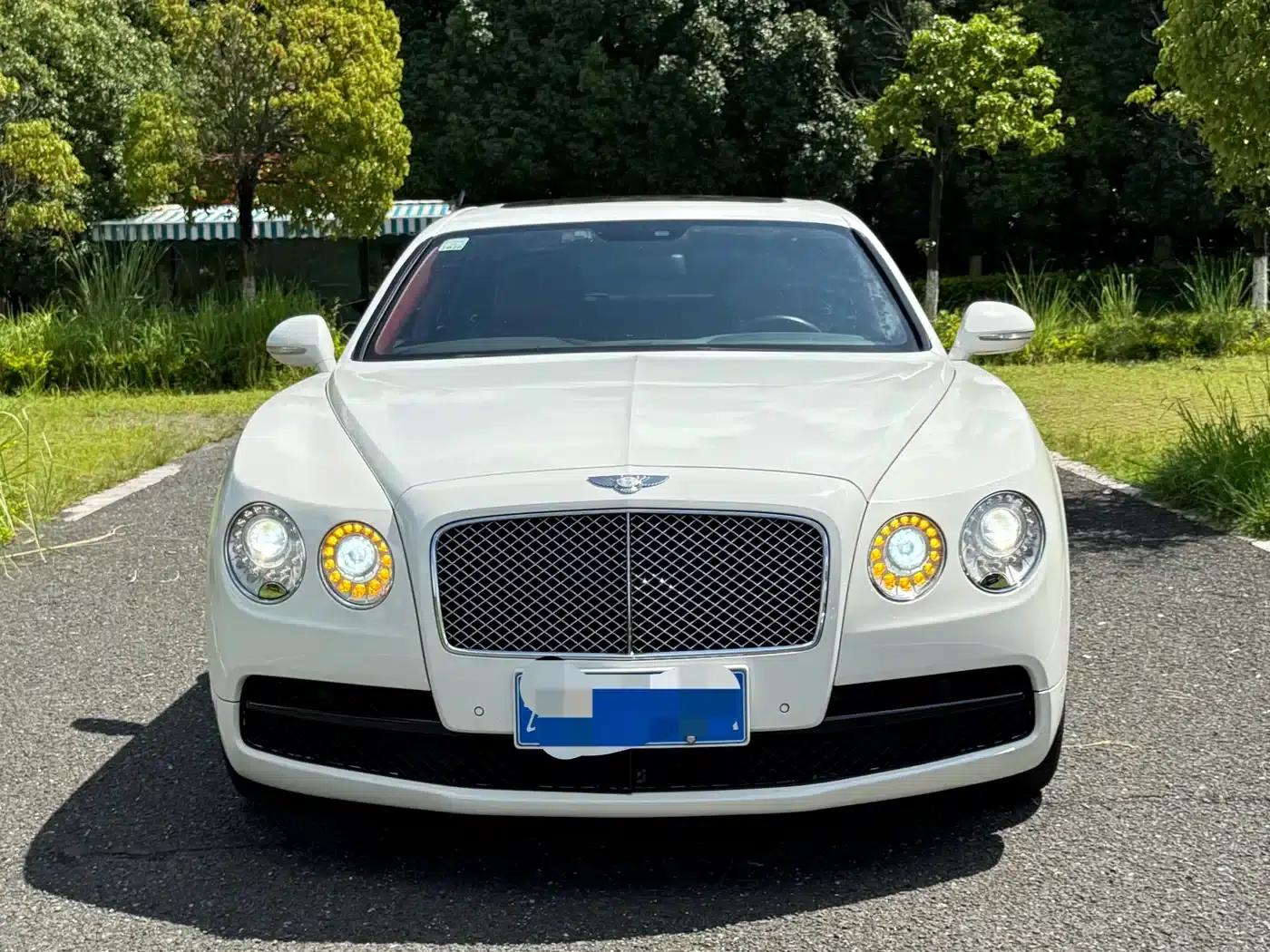 2017 Flying Spur 4.0T V8 Standard Edition — миниатюра 2