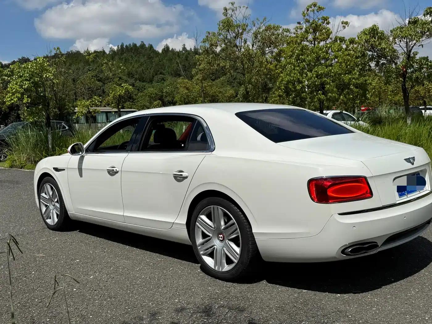 2017 Flying Spur 4.0T V8 Standard Edition — миниатюра 3