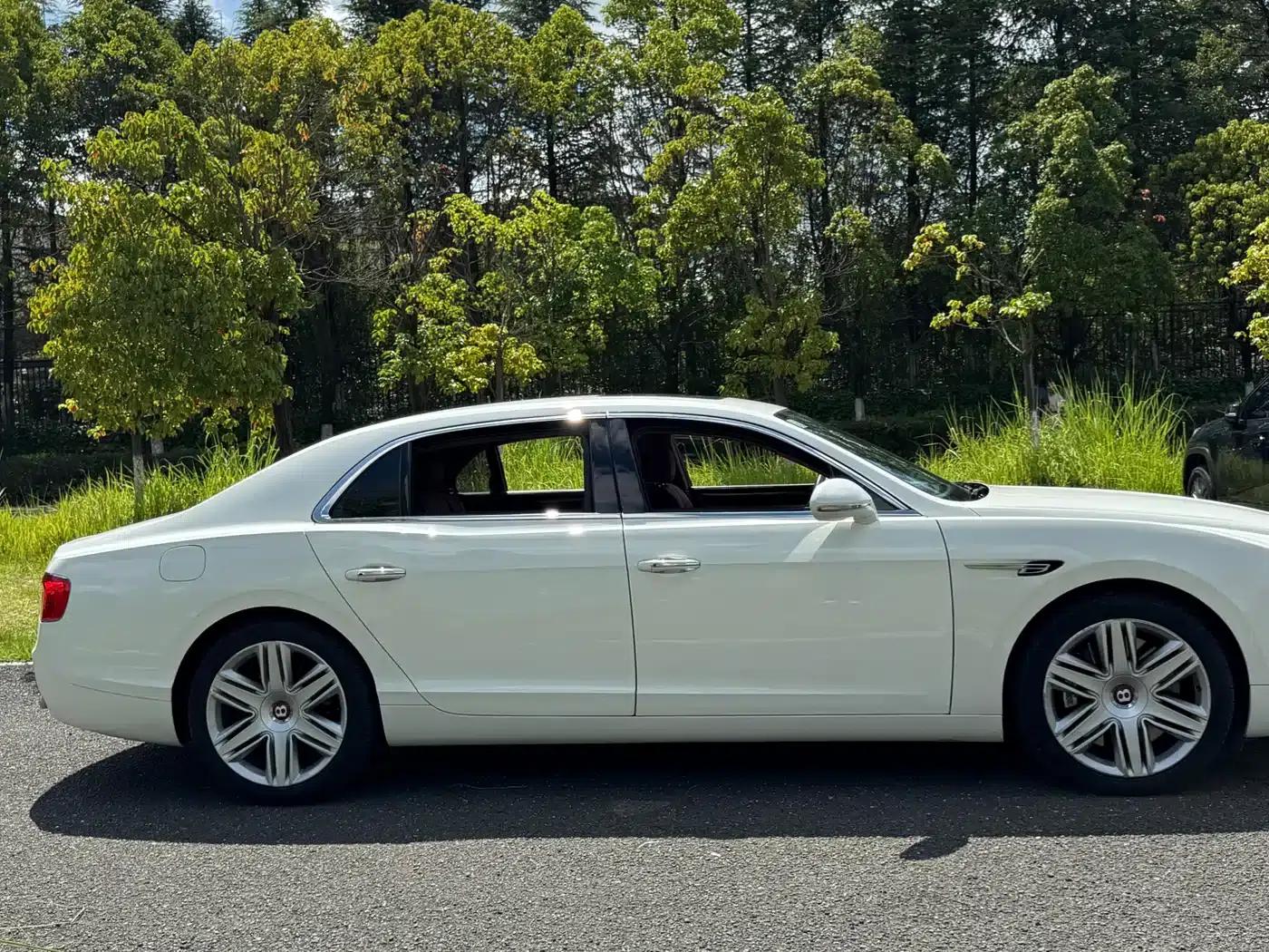 2017 Flying Spur 4.0T V8 Standard Edition — миниатюра 5