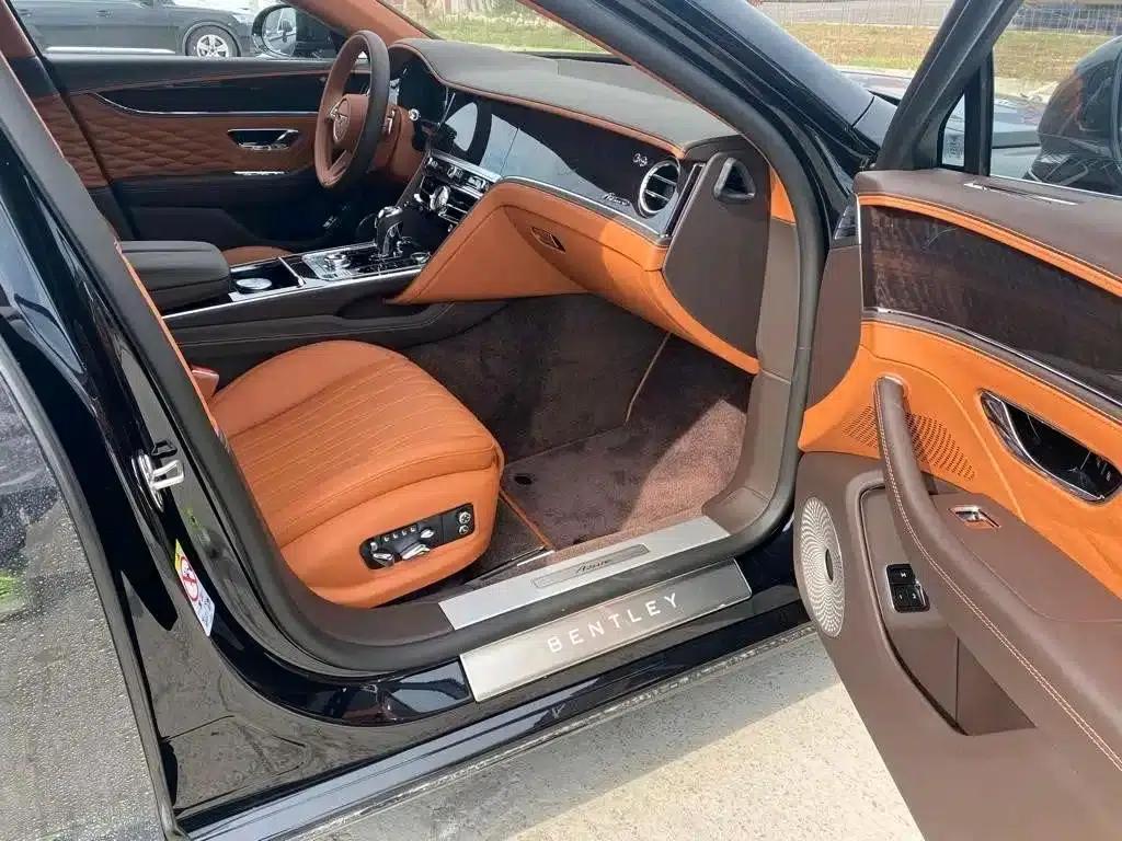 2023 Mercedes-Benz Flying Spur 4.0T V8 Elegance Edition — миниатюра 2