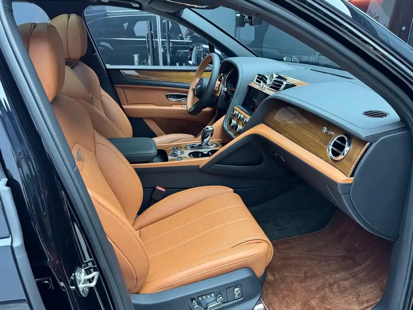 Bentayga 2024 4.0T V8 Long Wheelbase — миниатюра 11