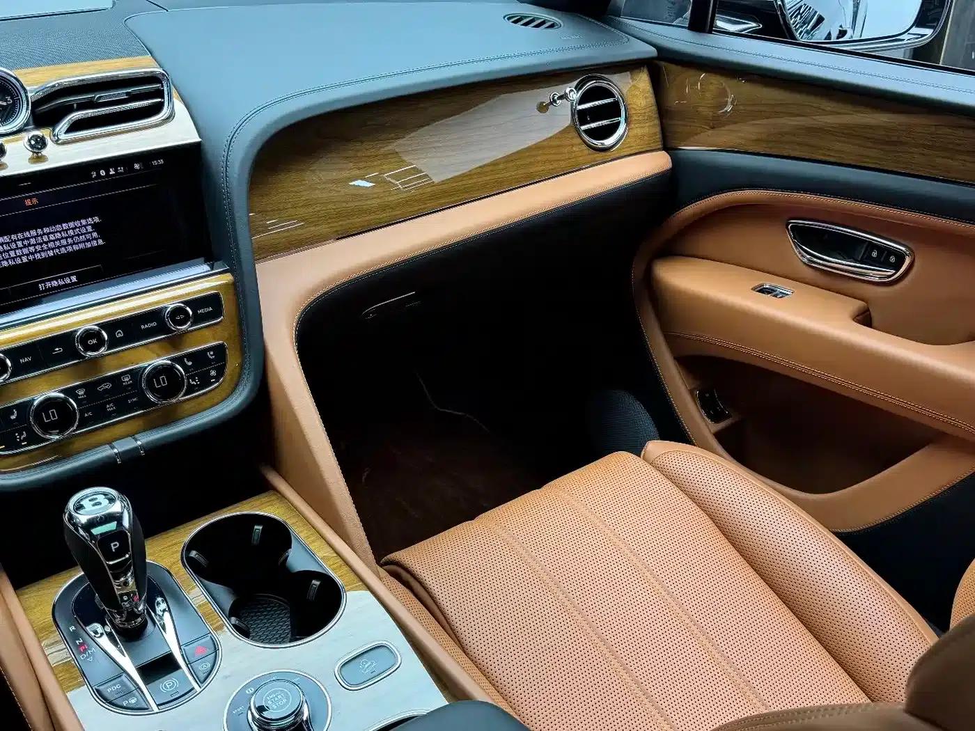 Bentayga 2024 4.0T V8 Long Wheelbase — миниатюра 25