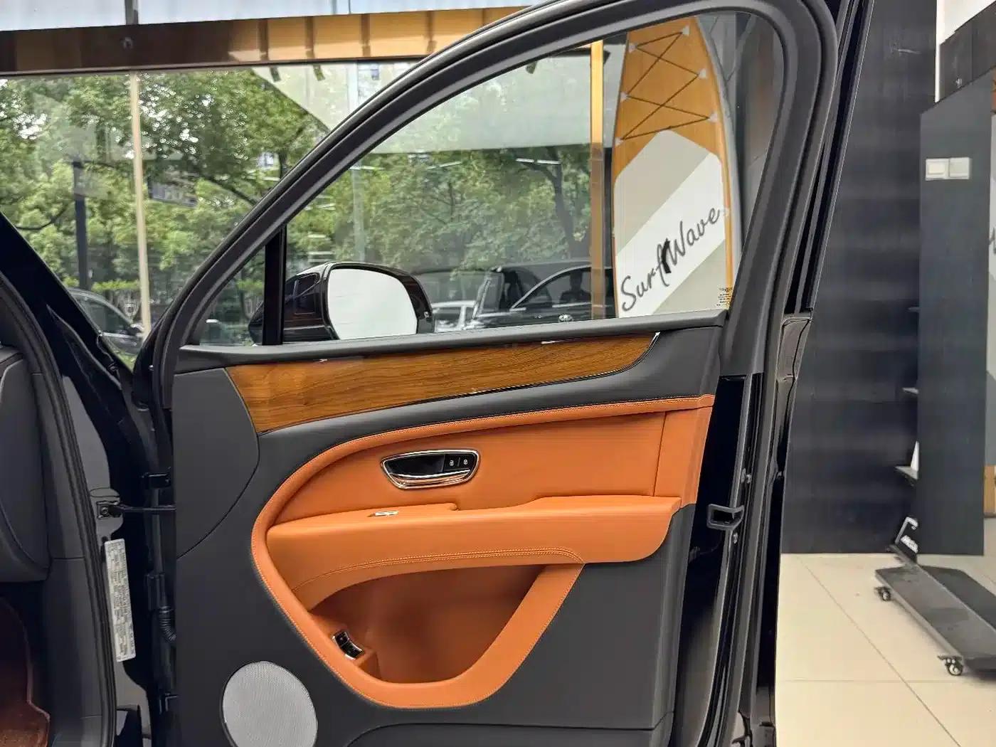 Bentayga 2024 4.0T V8 Long Wheelbase — миниатюра 29