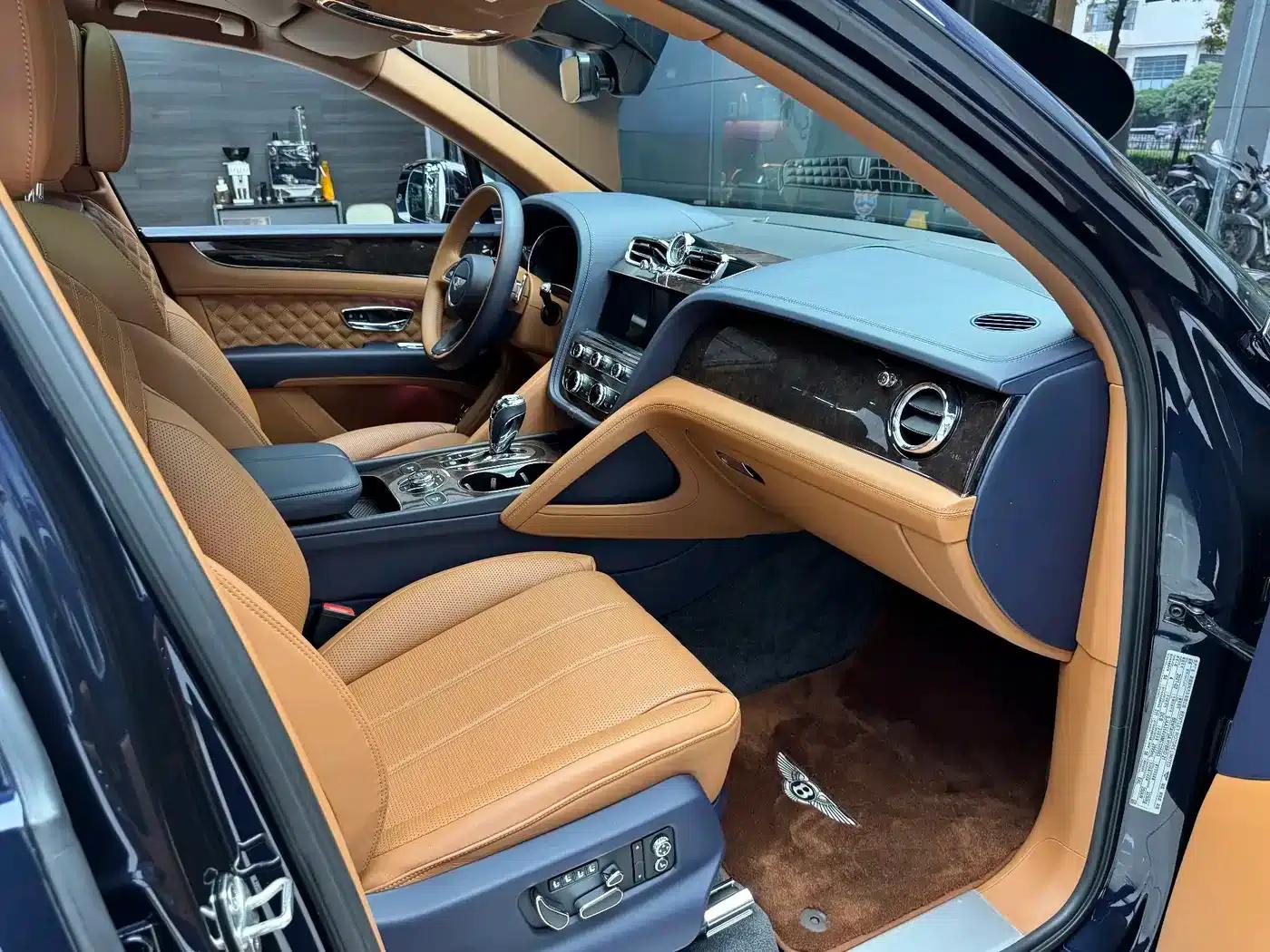 Bentayga Plug-in Hybrid 2021 3.0T PHEV — миниатюра 8