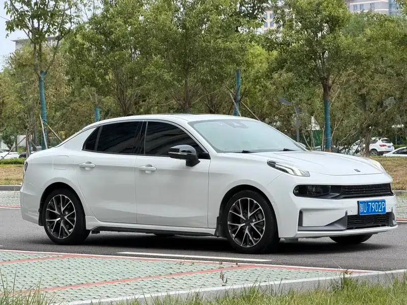Lynk & Co 03 2019 1.5TD DCT Pro Edition — миниатюра 3