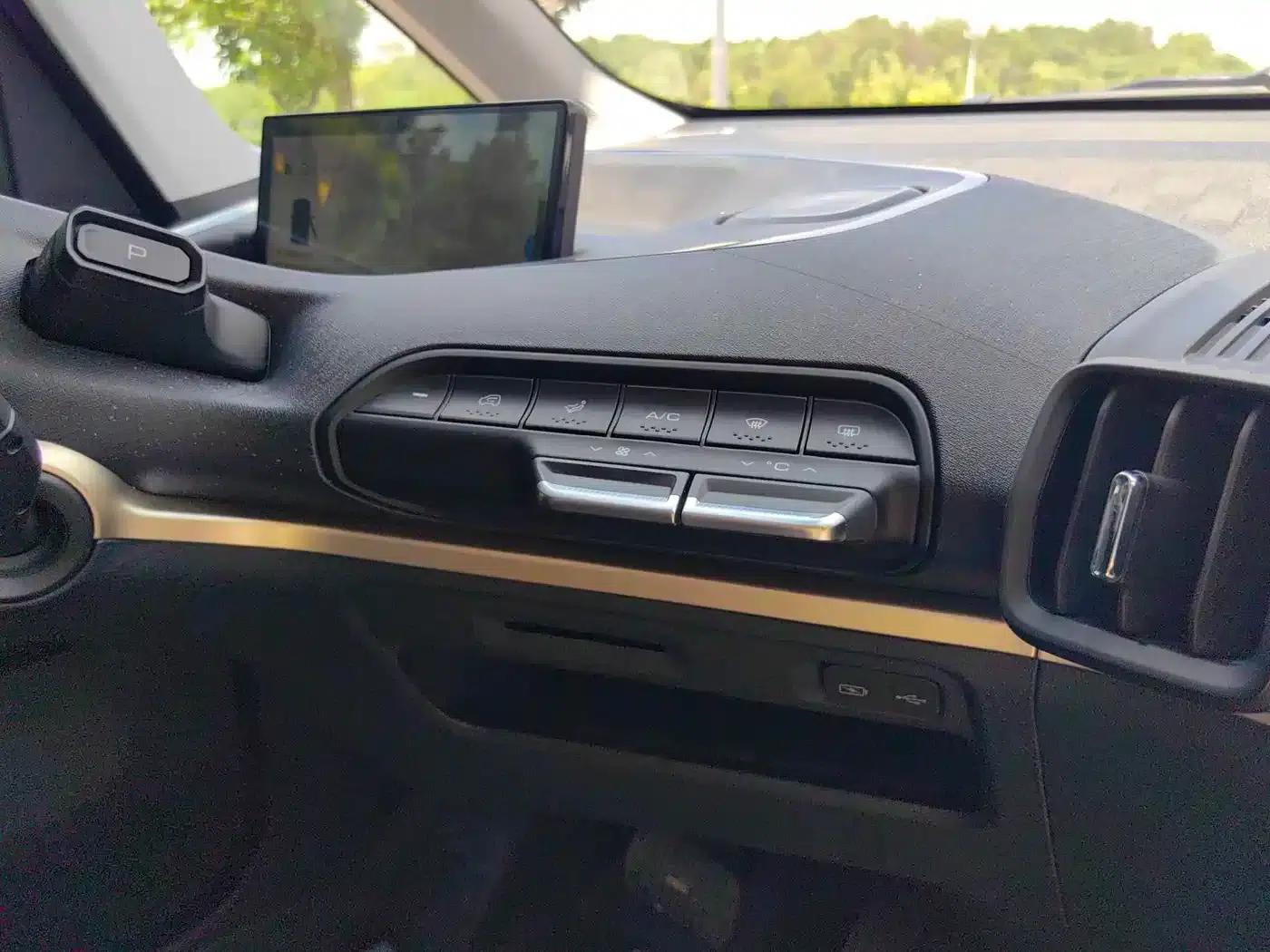 Baojun KiWi EV 2022 Artist Light Edition Ternary Lithium — миниатюра 17