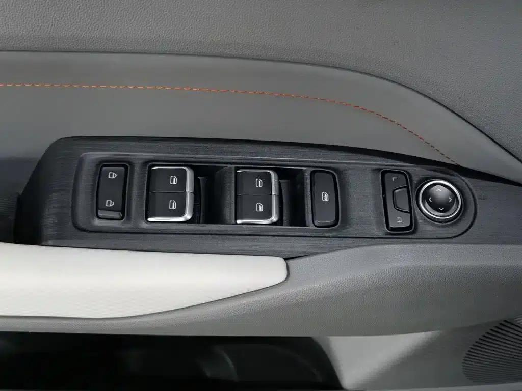 Baojun RC-6 2019 1.5T CVT 24-Hour Online Premium Edition — миниатюра 9
