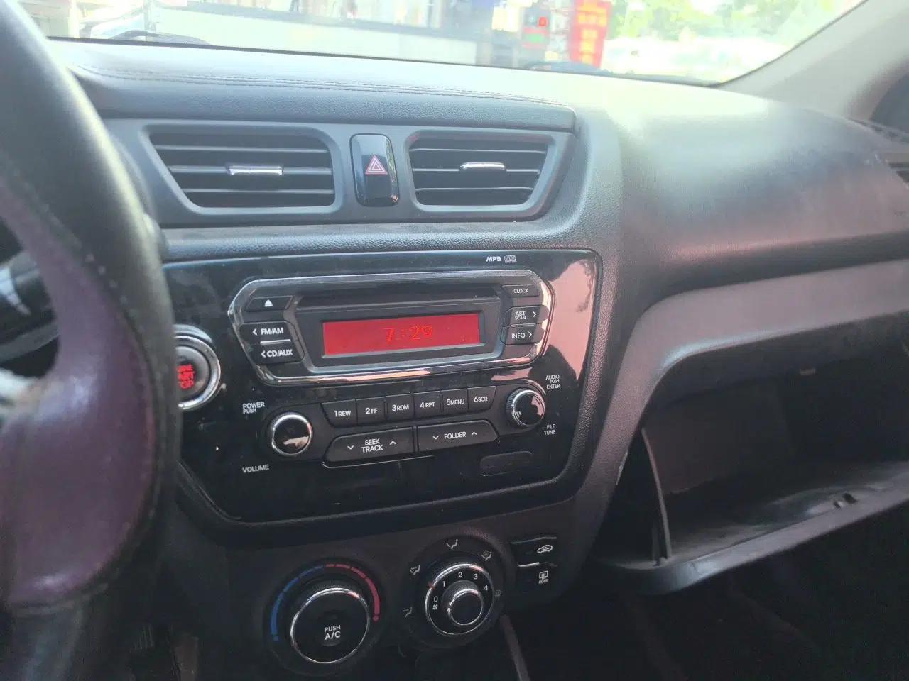 Kia K2 2011 Sedan 1.6L Automatic Transmission Premium — миниатюра 13