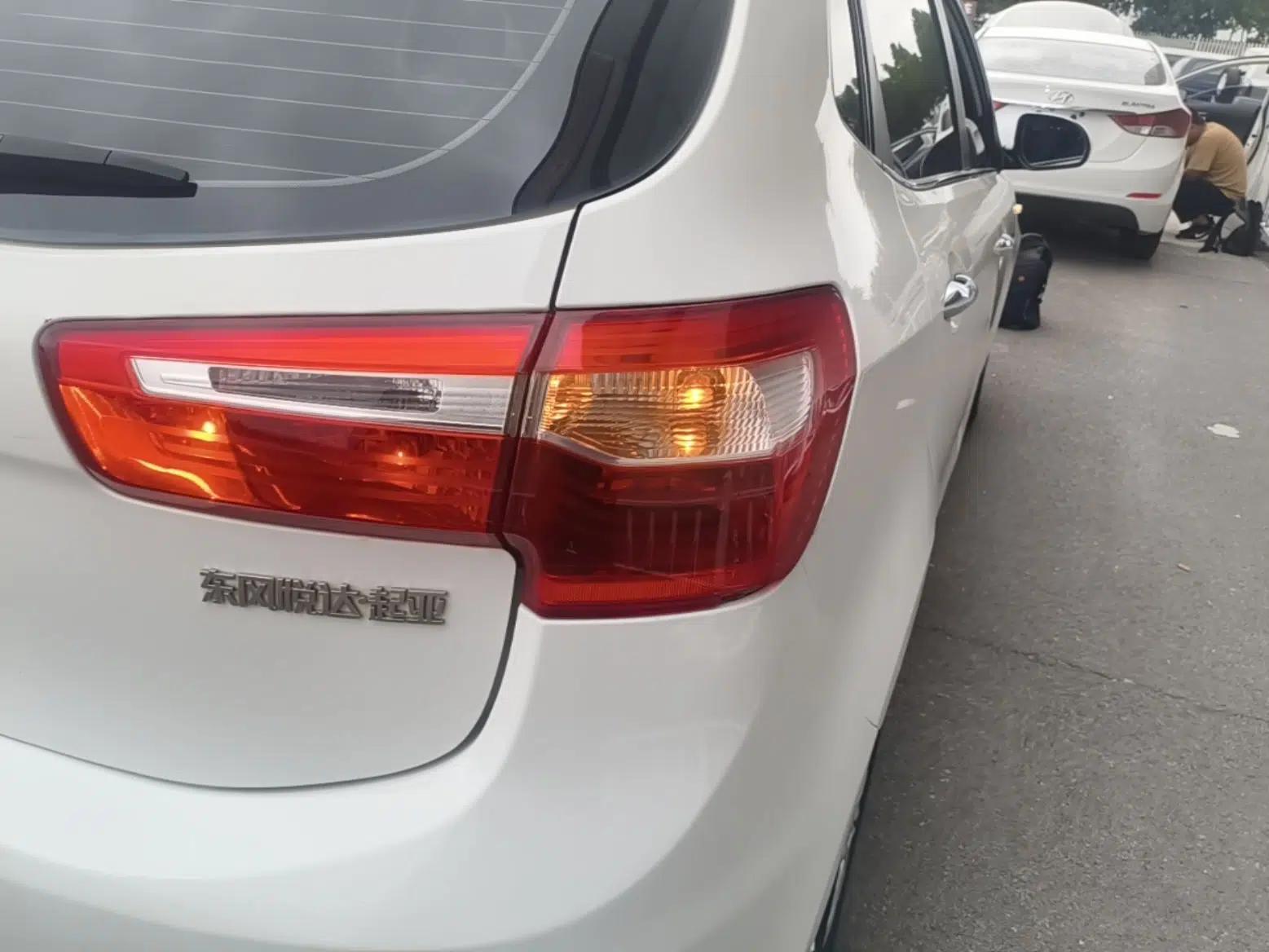 Kia K2 2012 Hatchback 1.4L MT GLS Commemorative Edition — миниатюра 14