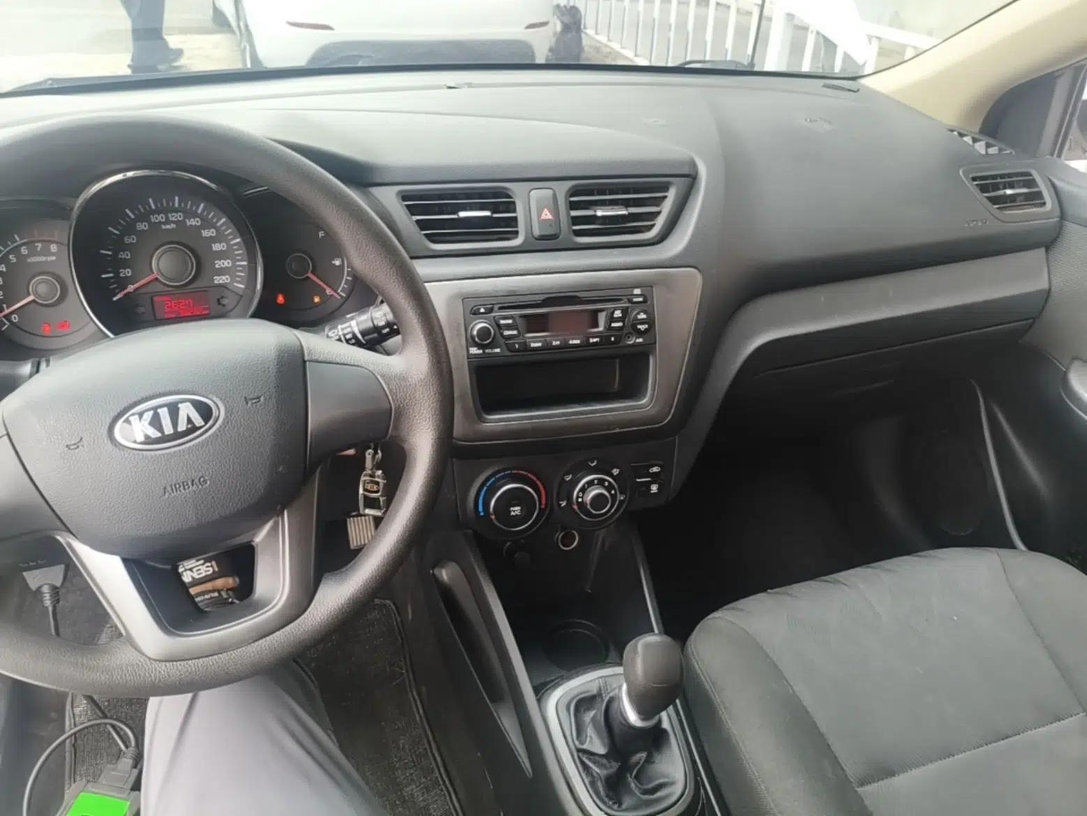 Kia K2 2012 Hatchback 1.4L MT GLS Commemorative Edition — миниатюра 17