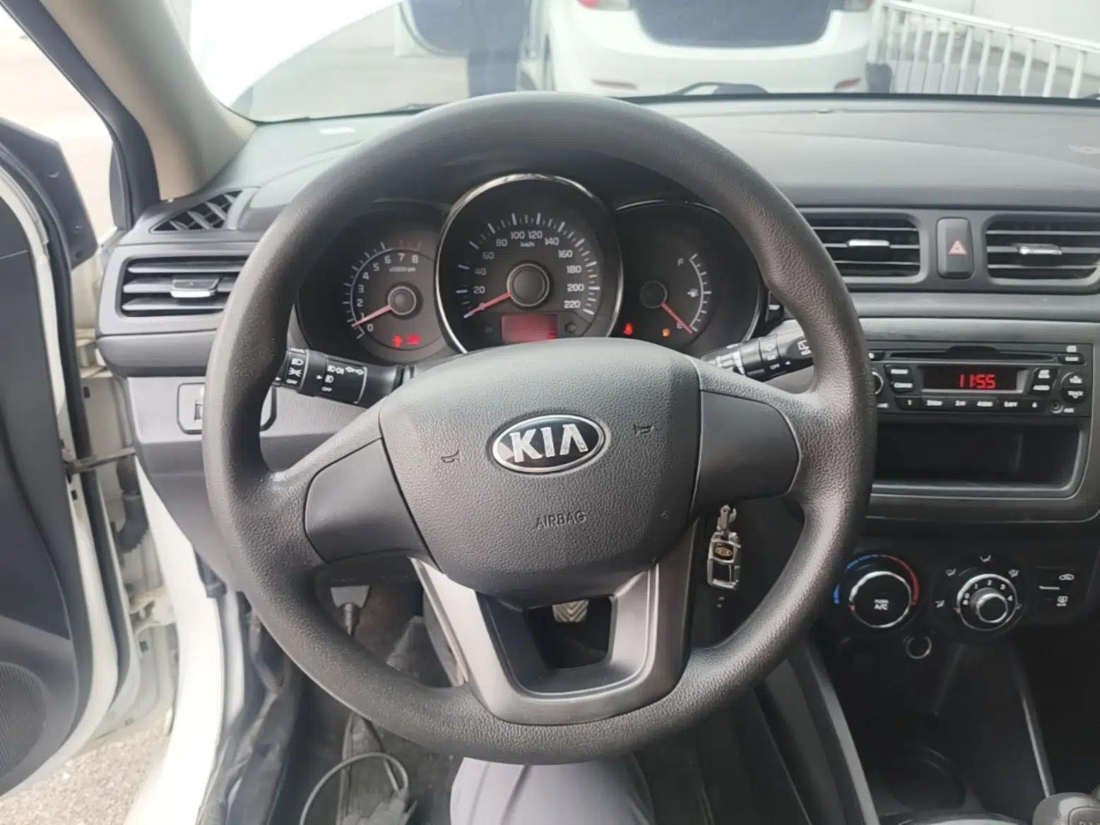 Kia K2 2012 Hatchback 1.4L MT GLS Commemorative Edition — миниатюра 18