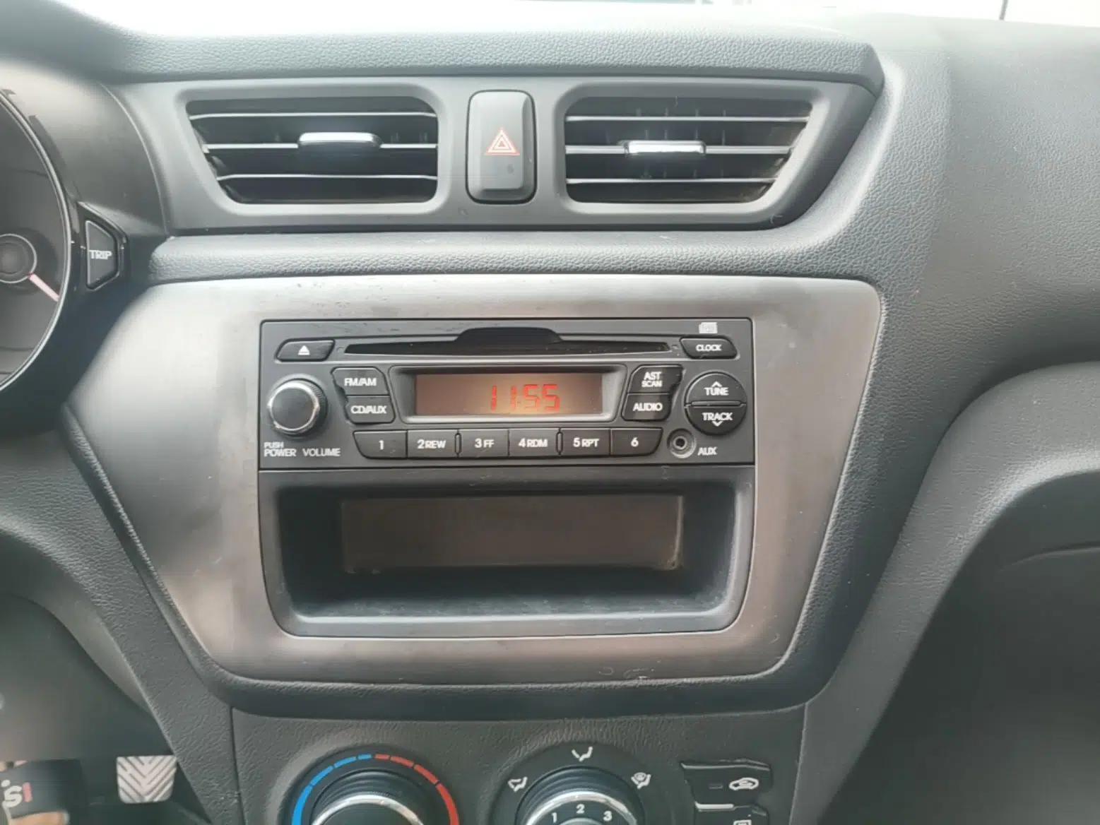 Kia K2 2012 Hatchback 1.4L MT GLS Commemorative Edition — миниатюра 20