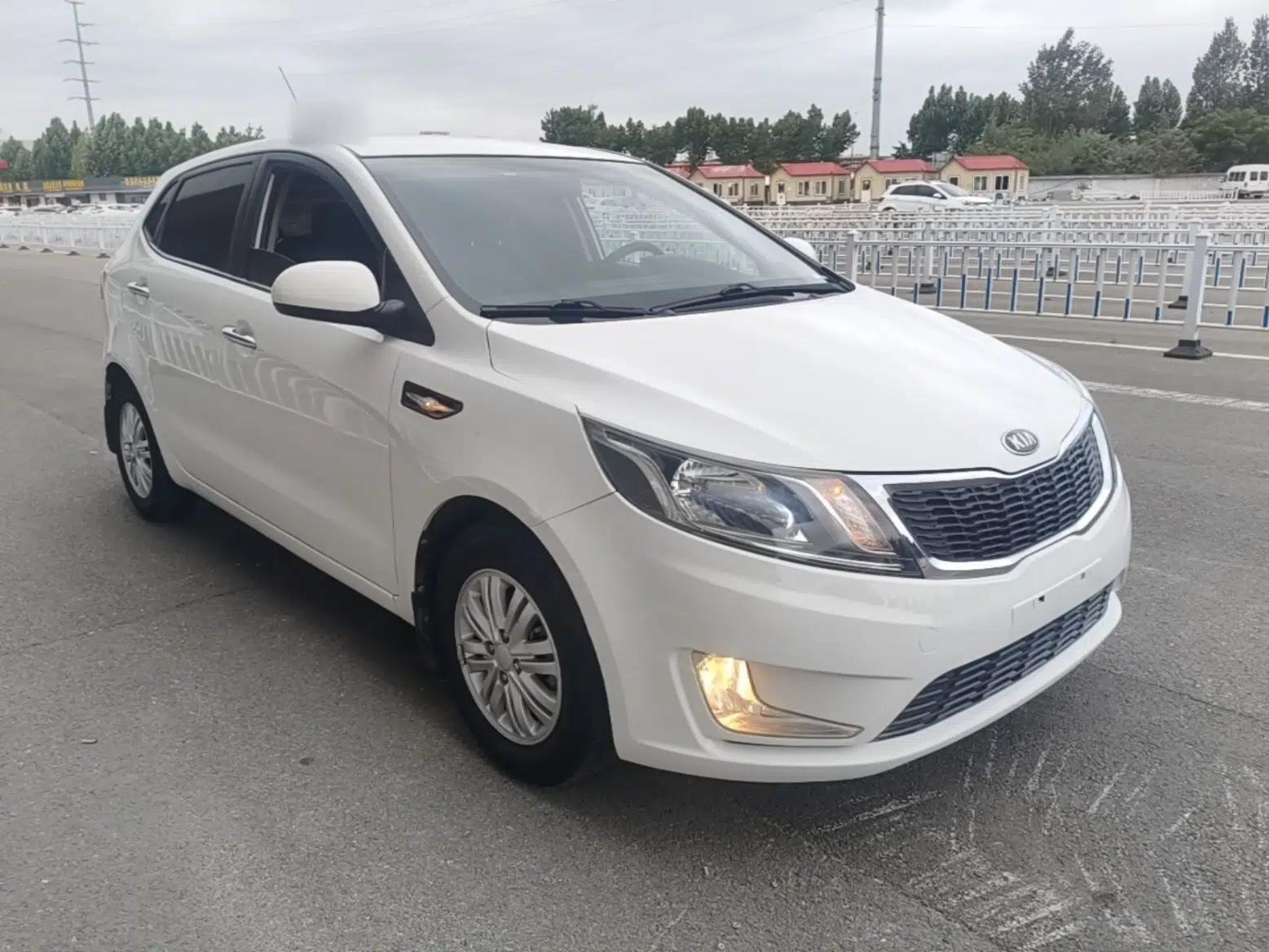 Kia K2 2012 Hatchback 1.4L MT GLS Commemorative Edition — миниатюра 3