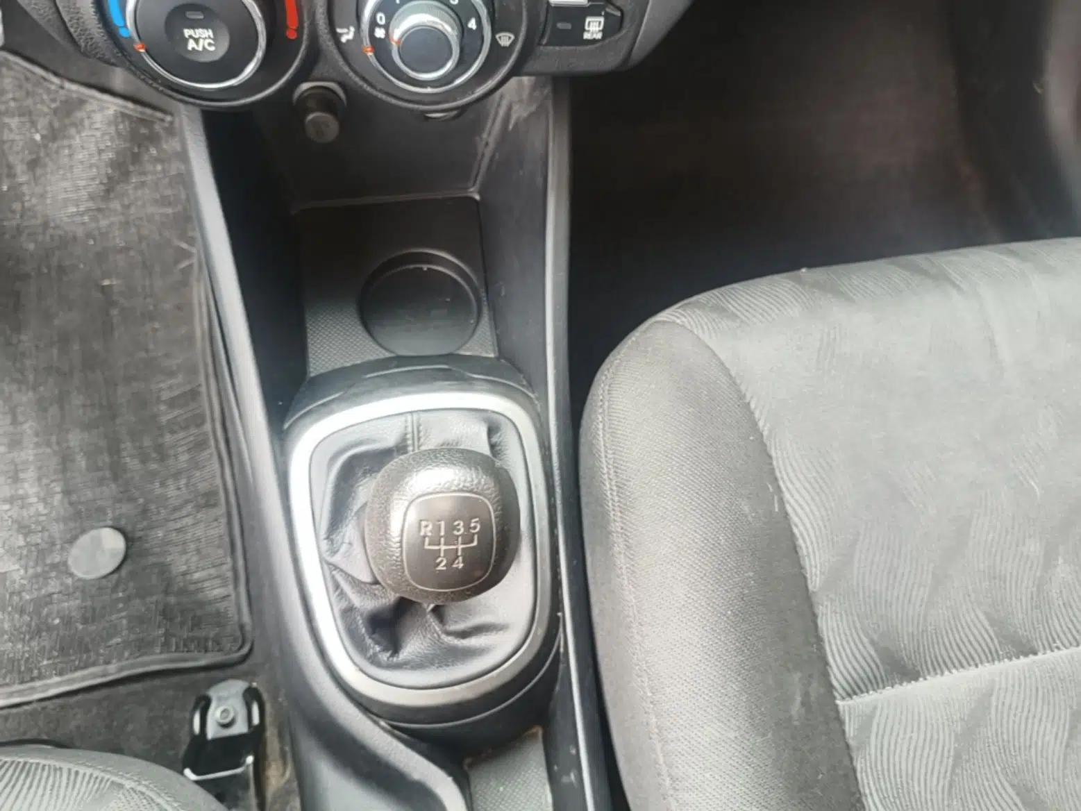 Kia K2 2012 Hatchback 1.4L MT GLS Commemorative Edition — миниатюра 21