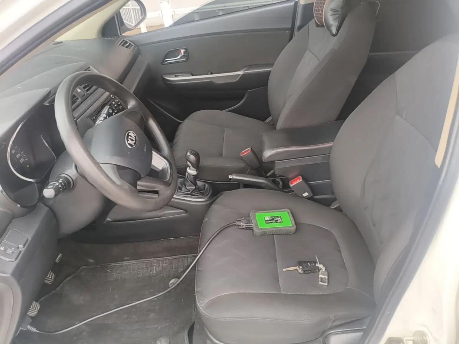 Kia K2 2012 Hatchback 1.4L MT GLS Commemorative Edition — миниатюра 22