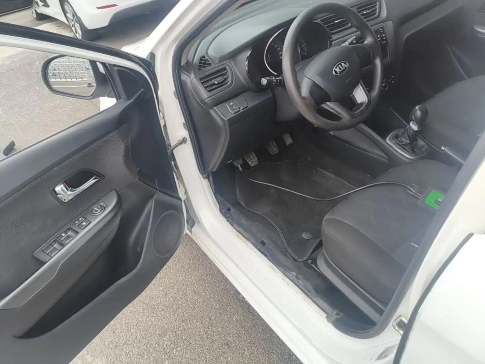 Kia K2 2012 Hatchback 1.4L MT GLS Commemorative Edition — миниатюра 23