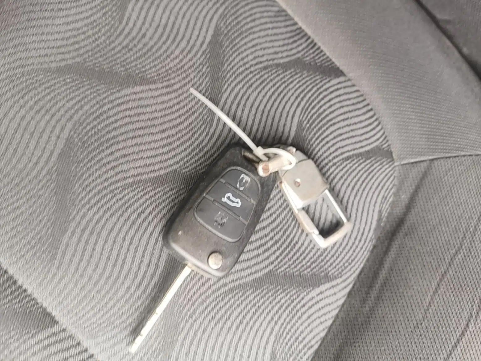 Kia K2 2012 Hatchback 1.4L MT GLS Commemorative Edition — миниатюра 28