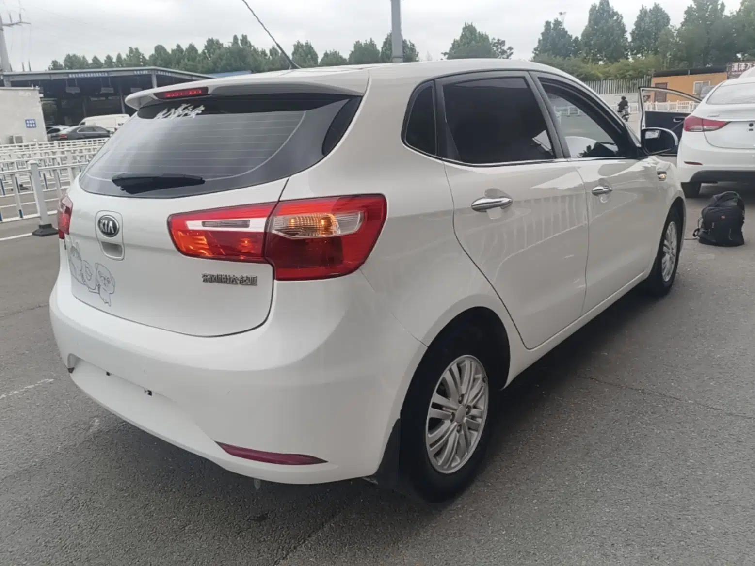 Kia K2 2012 Hatchback 1.4L MT GLS Commemorative Edition — миниатюра 6