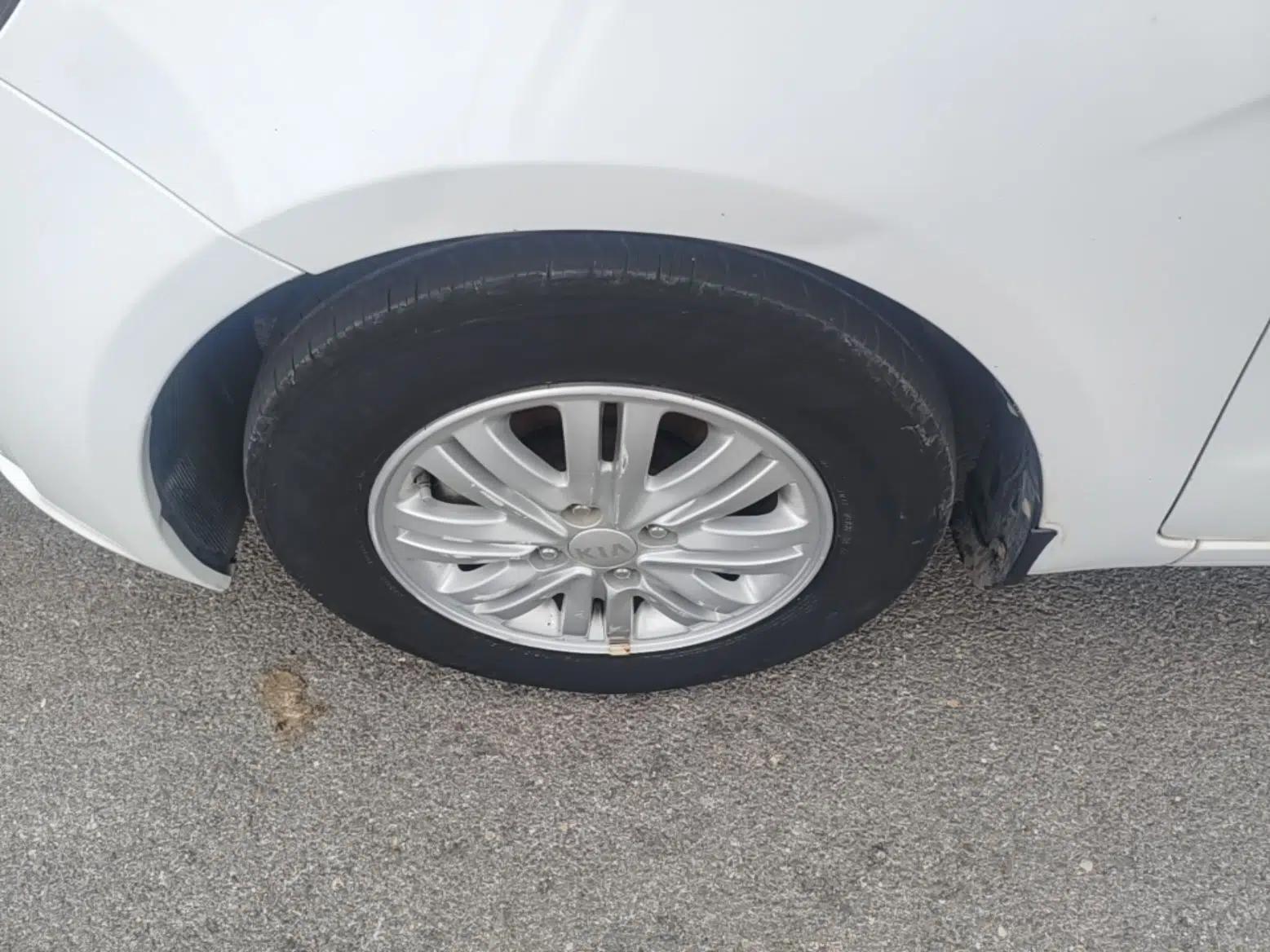 Kia K2 2012 Hatchback 1.4L MT GLS Commemorative Edition — миниатюра 10