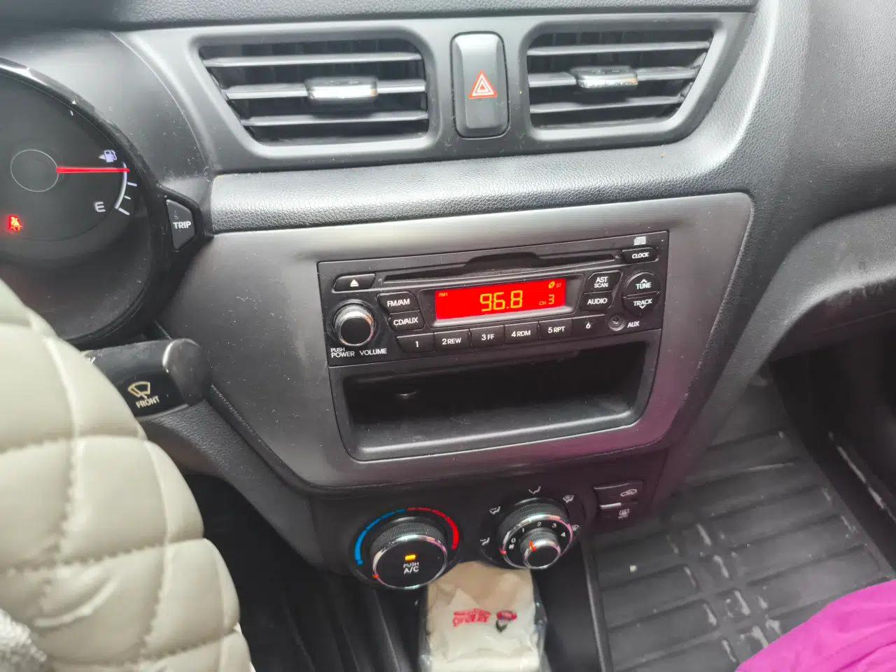 Kia K2 2012 Sedan 1.4L Automatic GLS Commemorative Edition — миниатюра 13
