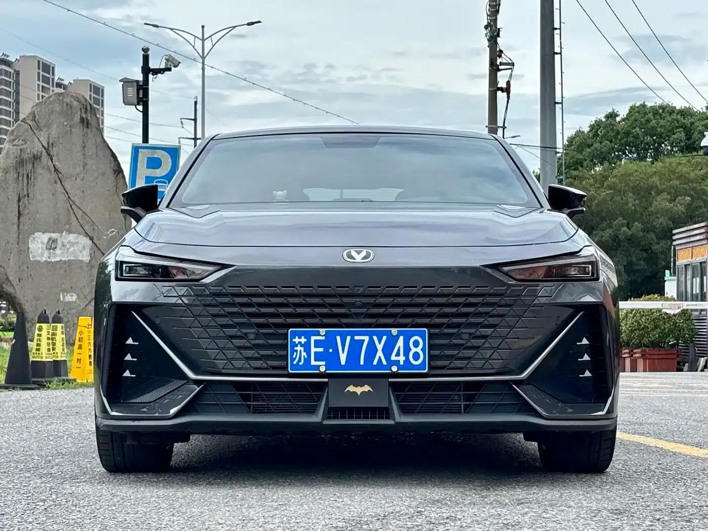 Changan UNI-V 2022 1.5T Premium Edition — миниатюра 1