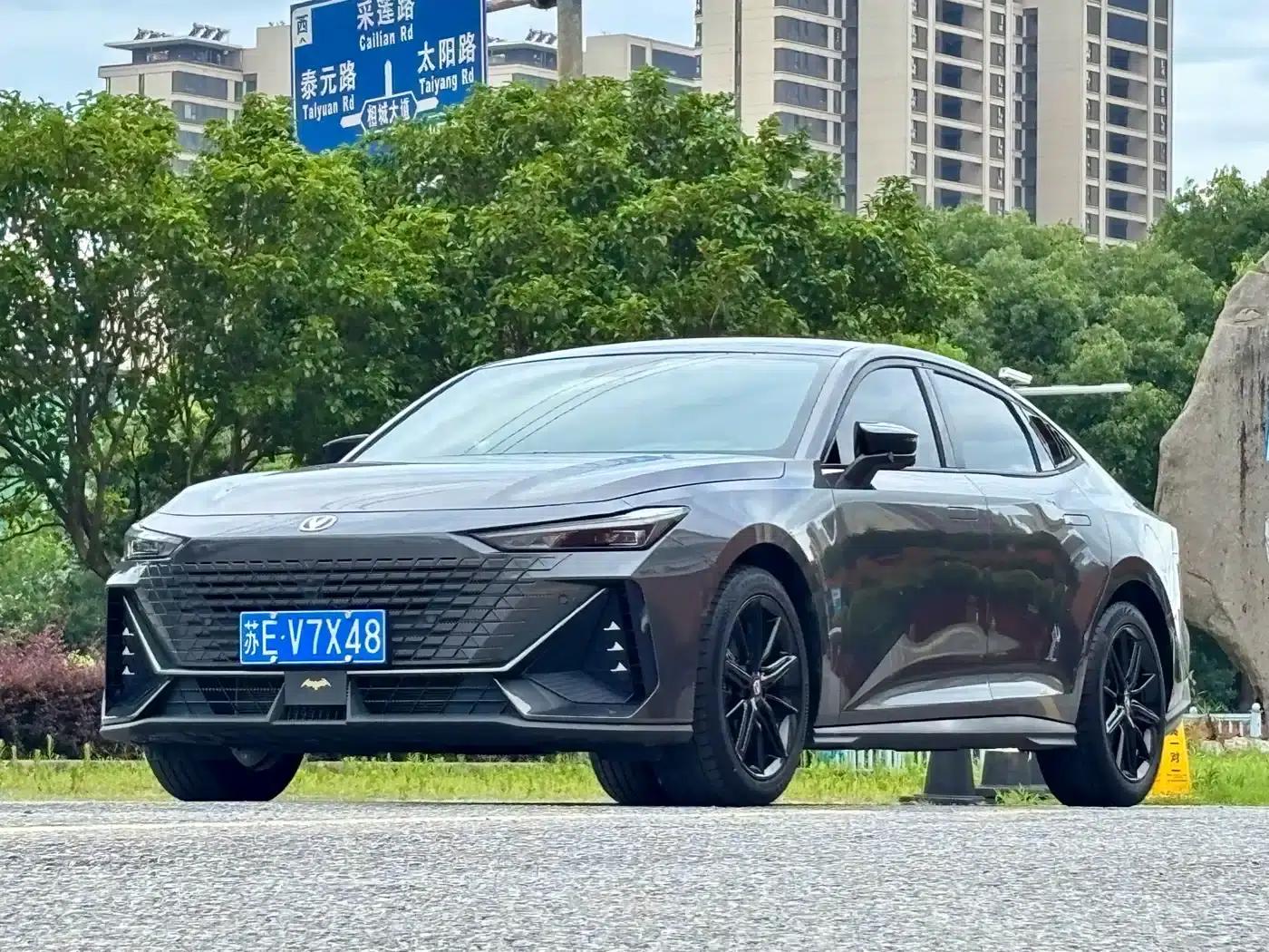 Changan UNI-V 2022 1.5T Premium Edition — миниатюра 3