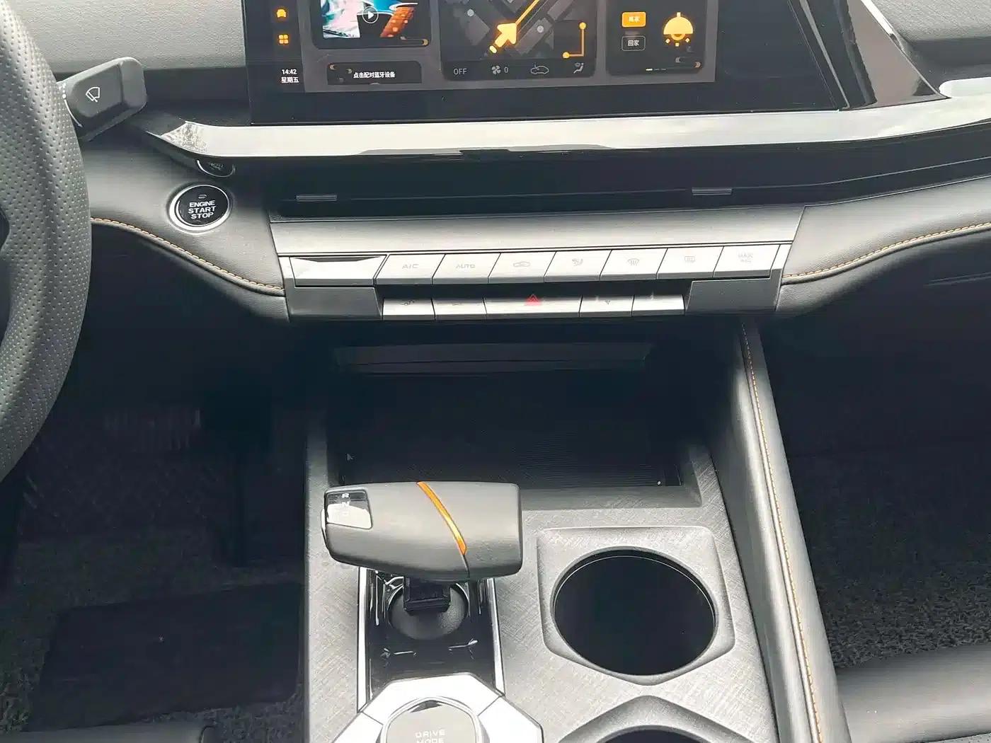 Changan UNI-V 2022 1.5T Premium Edition — миниатюра 6