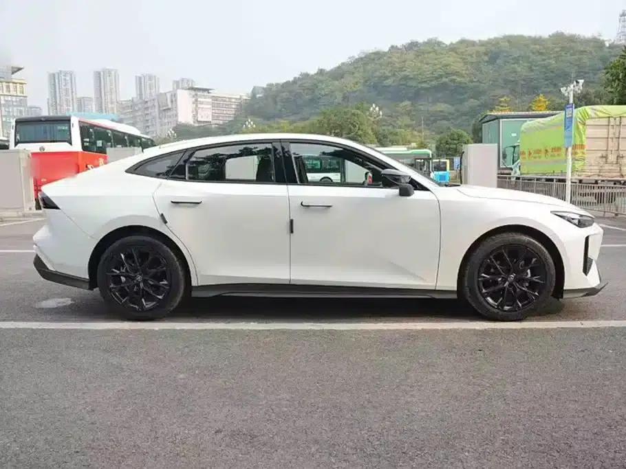 Changan UNI-V 2024 1.5T Premium Edition — миниатюра 5