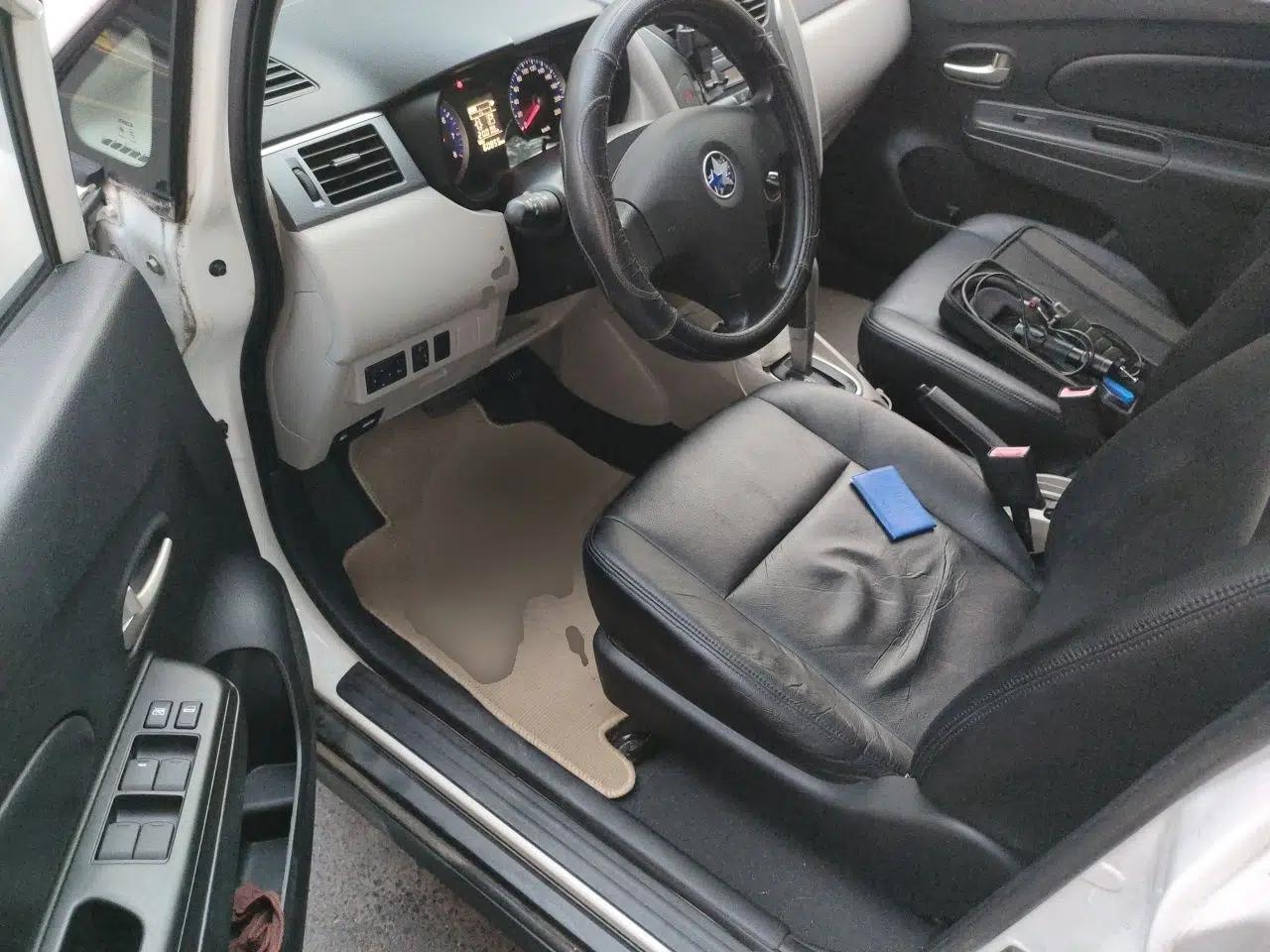 Venucia R50 2015 1.6L Automatic Fashion Edition — миниатюра 13