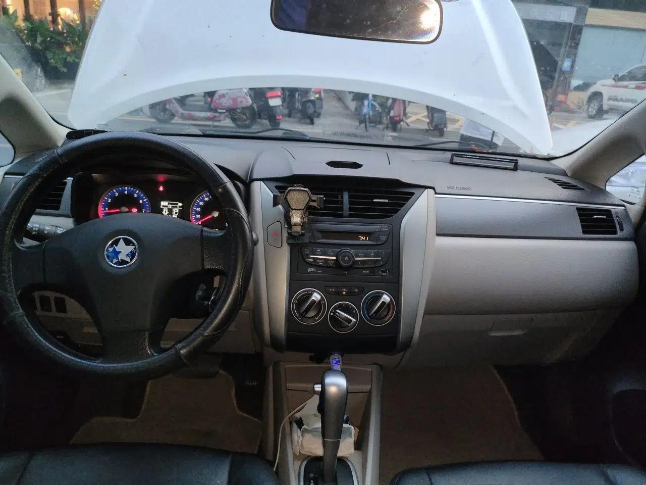 Venucia R50 2015 1.6L Automatic Fashion Edition — миниатюра 6