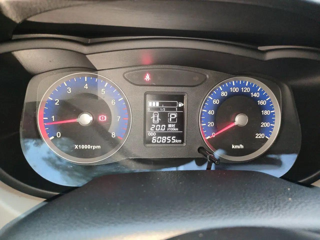 Venucia R50 2015 1.6L Automatic Fashion Edition — миниатюра 8