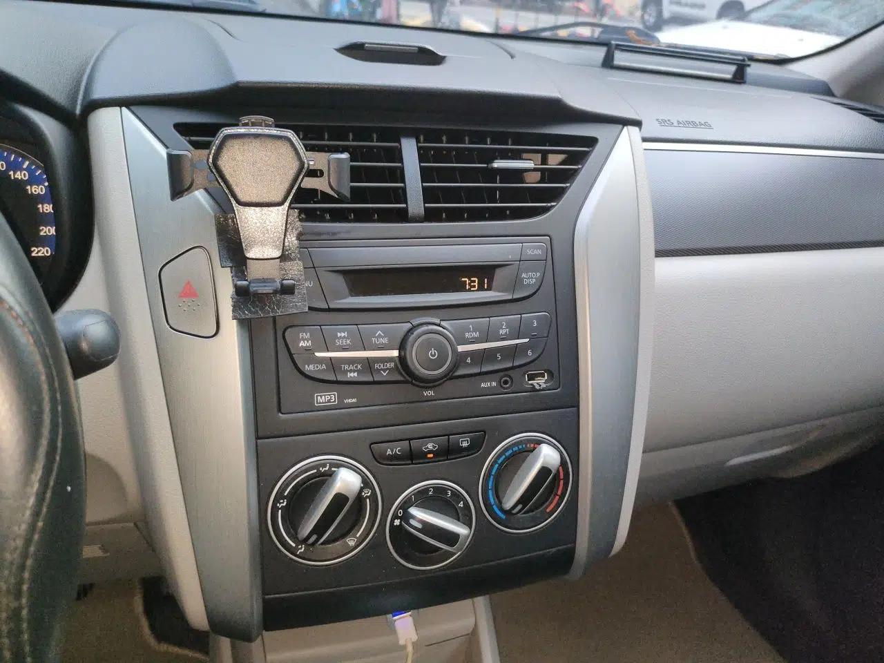 Venucia R50 2015 1.6L Automatic Fashion Edition — миниатюра 10