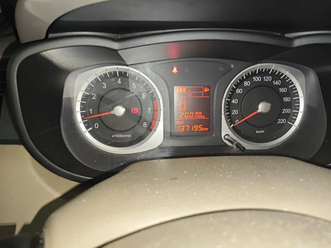Venucia D50 2013 1.6L Manual Fashion Edition — миниатюра 12
